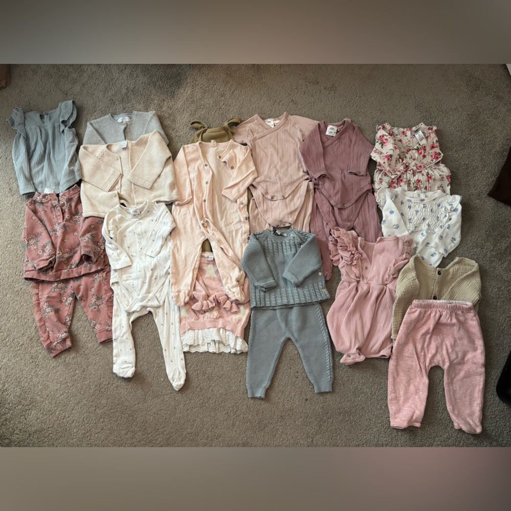 BUNDLE OF BABY GIRLS CLOTHES- SIZE 3-6months **NEVER WORN***